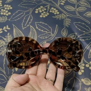Nwot tortoise shell statement swirl sunglasses